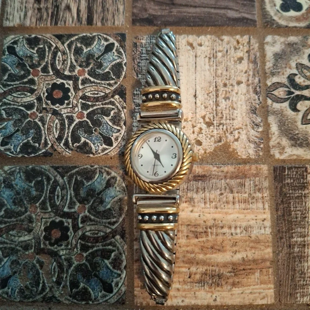 Lot Of 4 Womens Assorted Watches. Stretch Bands, Quartz Movement. Pre-Owned.